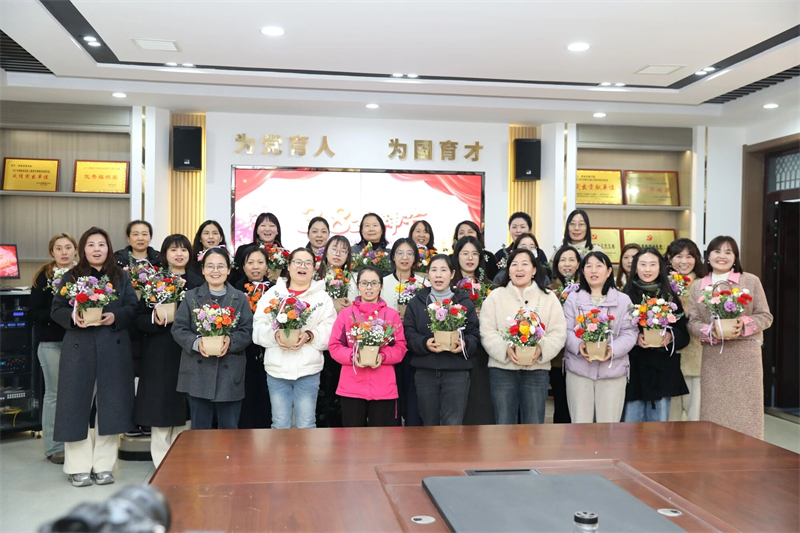 渭南技师学院举办“情暖三八 致敬芳华”主题插花活动
