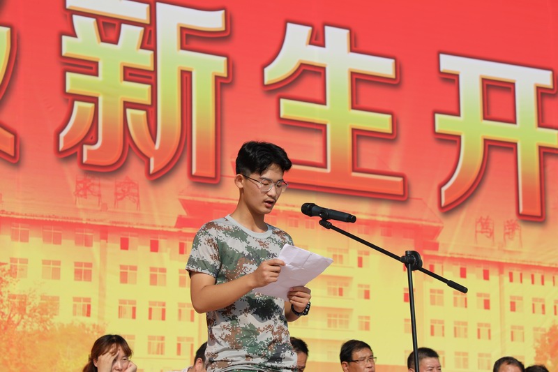 西航机电1902班李炎培代表新生发言.JPG
