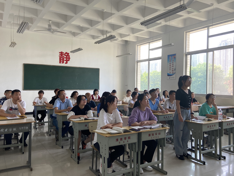 学生踊跃发言.jpg 学生踊跃发言.jpg