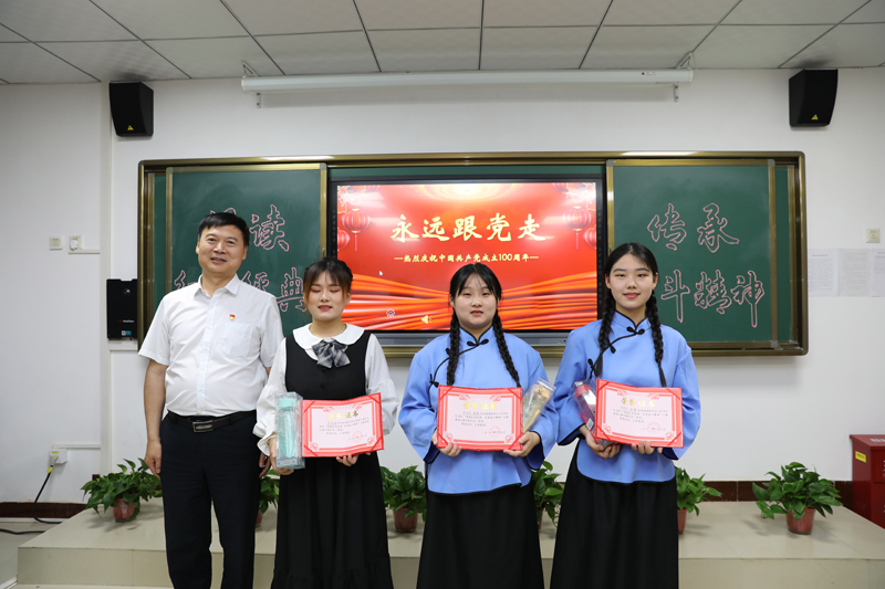 17、院领导与一等奖获奖学生合影留念.JPG 17、院领导与一等奖获奖学生合影留念.JPG