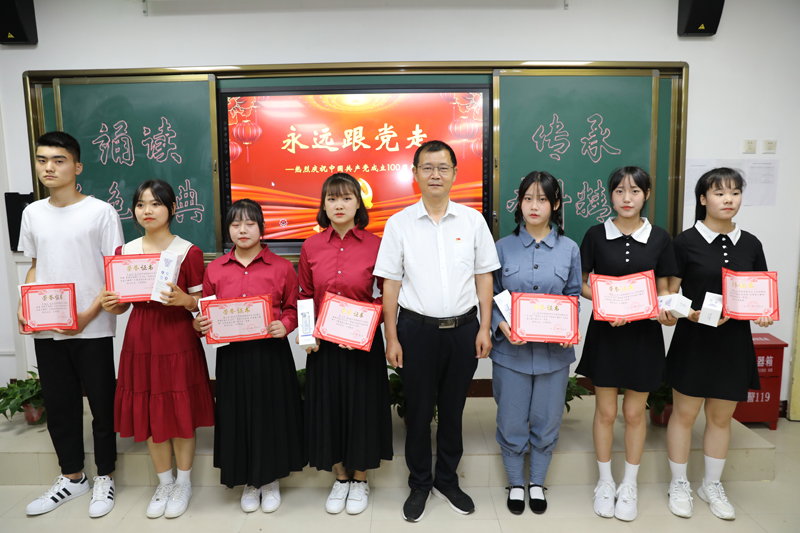 18、院领导与二等奖获奖学生合影留念.JPG 18、院领导与二等奖获奖学生合影留念.JPG