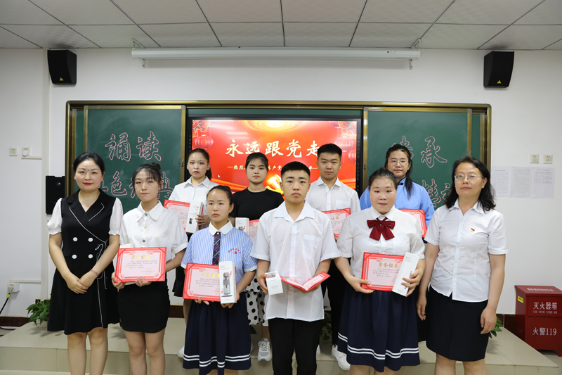 19、现代服务系领导与三等奖获奖学生合影留念.JPG 19、现代服务系领导与三等奖获奖学生合影留念.JPG