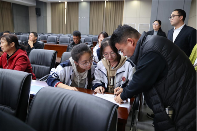 家长会新闻稿(2)1209.png